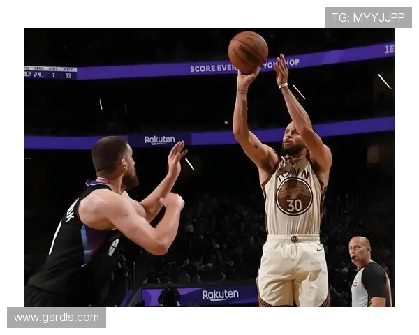 库里无球跑动撕裂防线，比汤普森拉开空间效率更高