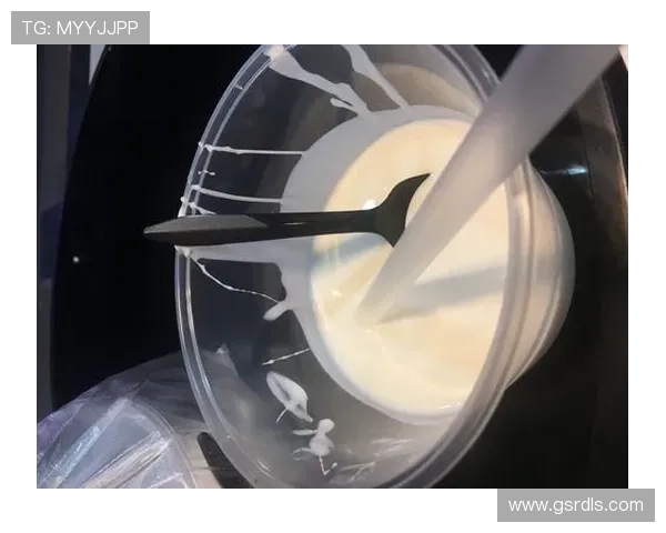 谌利军家的冰箱里塞满蛋白粉，连饮料都是按克称着喝的